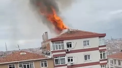 Güngören'de 5 katlı apartmanın çatısında yangın