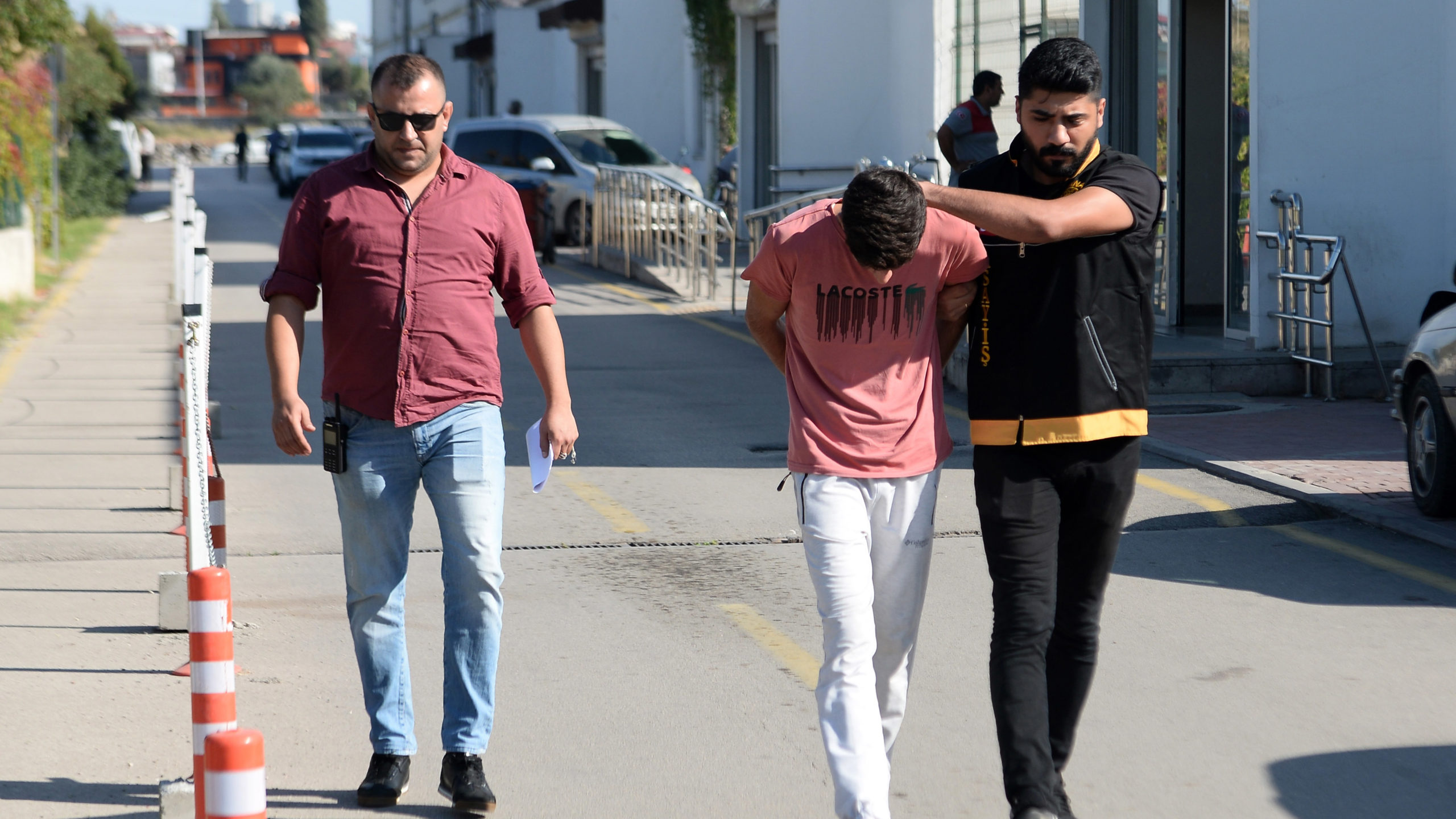 Gürültü uyarısı yapan kişiyi bıçakladı