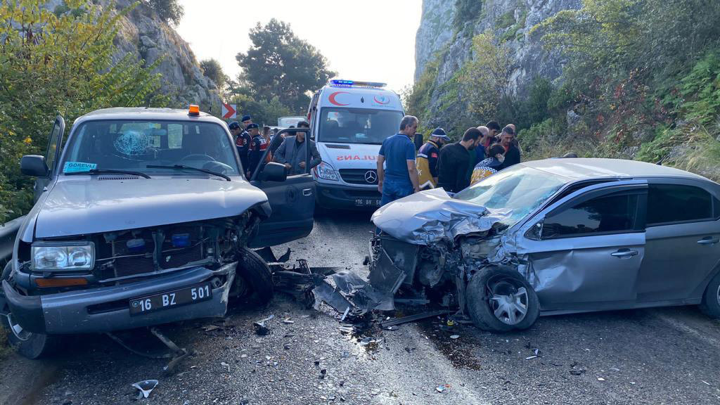 Hafif ticari araç ile otomobil çarpıştı; 6 yaralı