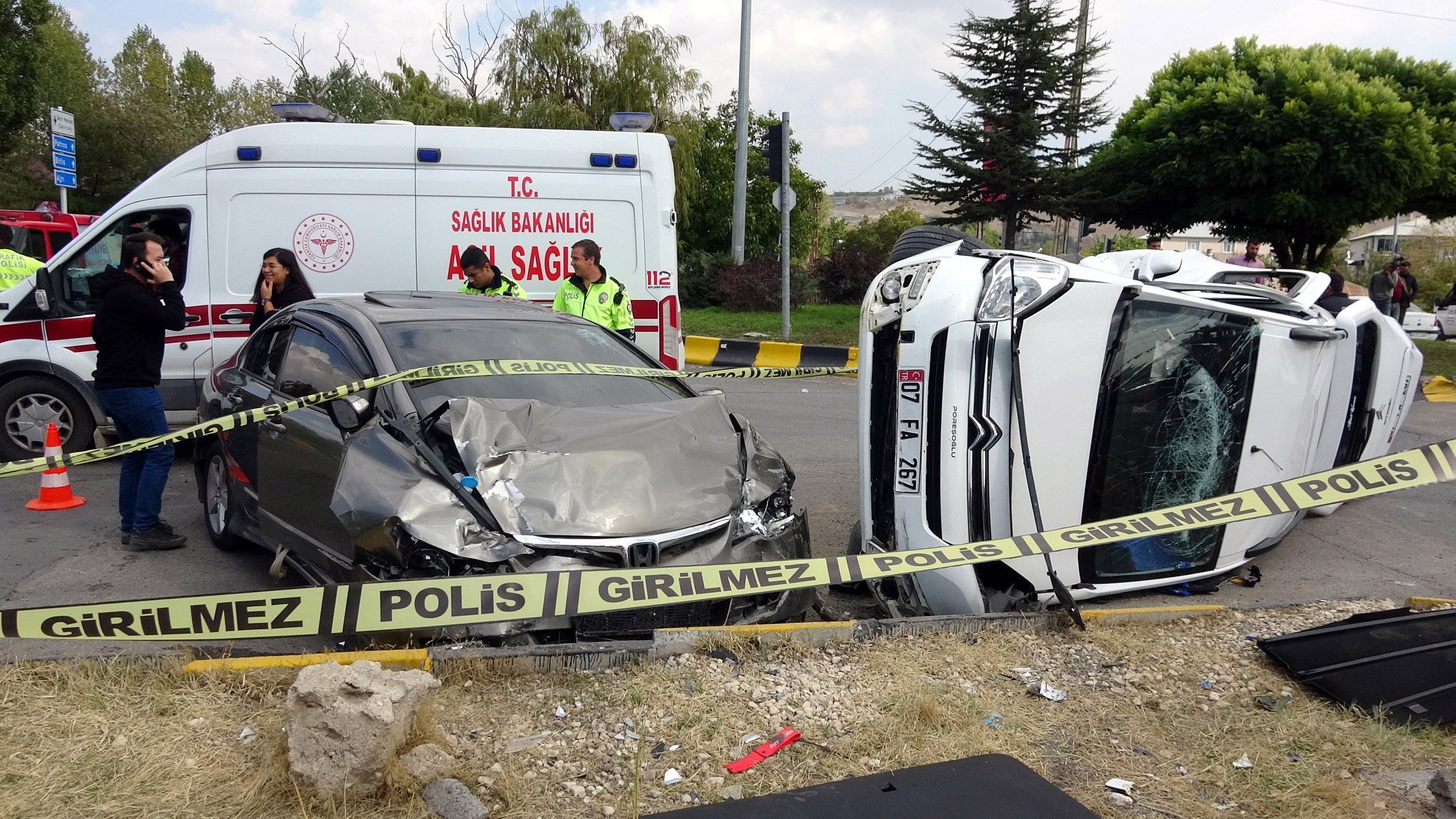 Hafif ticari araçla otomobil çarpıştı: 8 yaralı