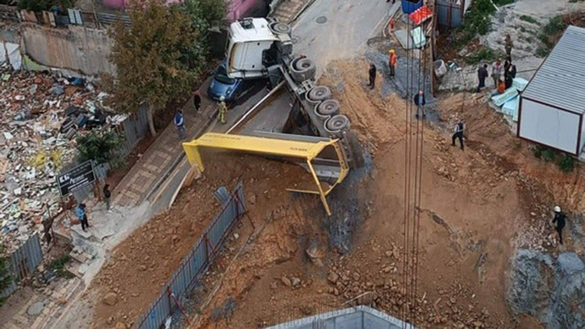 Hafriyat kamyonu otomobilin üzerine devrildi