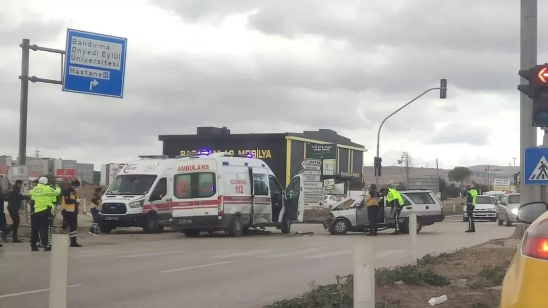 Hasta tasiyan ambulansa otomobil carpti 4 yarali 1 - yaşam - haberton