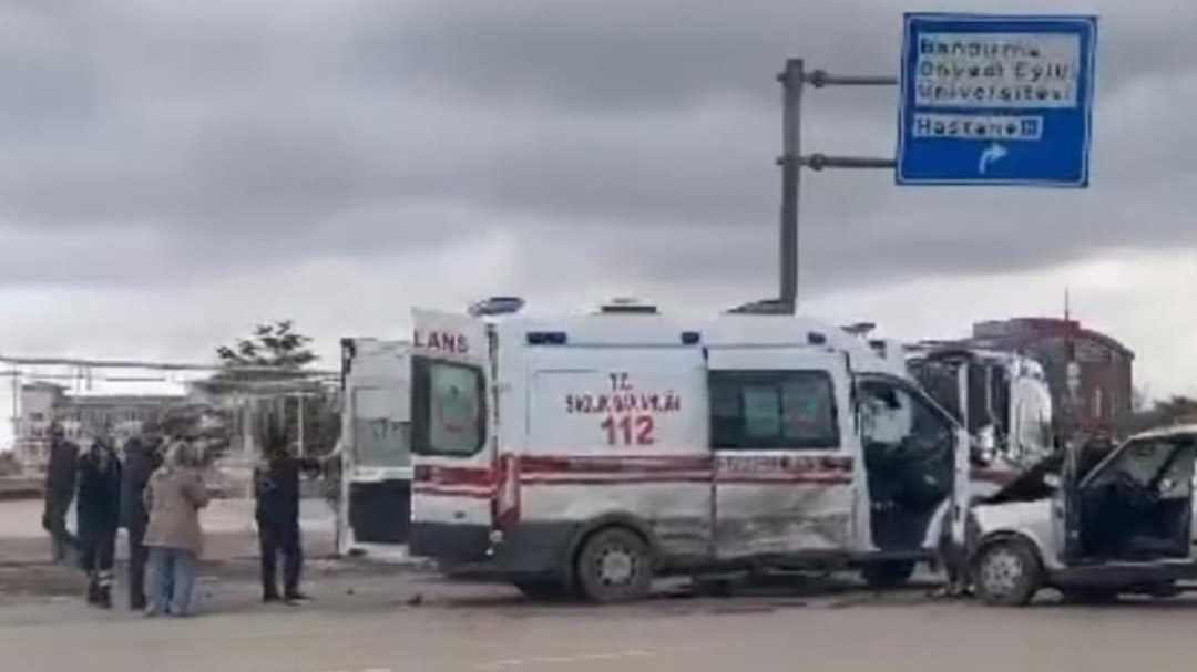 Hasta taşıyan ambulansa otomobil çarptı; 4 yaralı