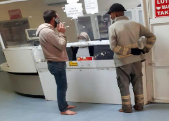 Hastaneye çamurlu ayakkabılarını çıkarıp girdiler