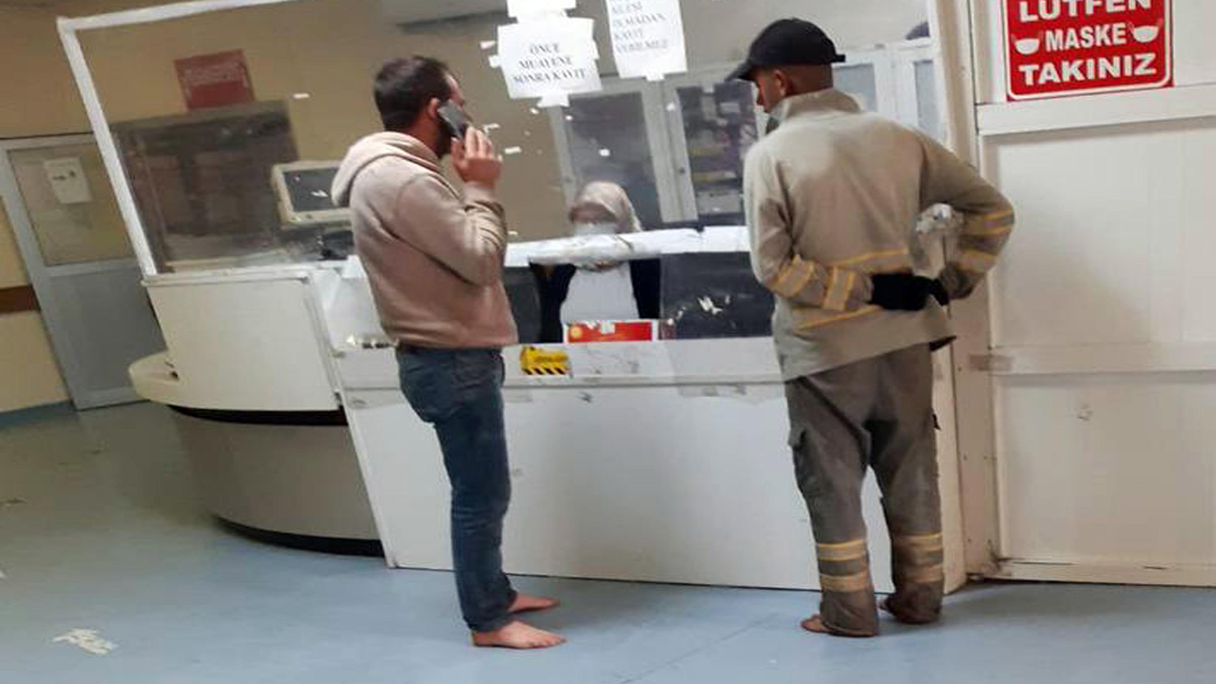 Hastaneye çamurlu ayakkabılarını çıkarıp girdiler