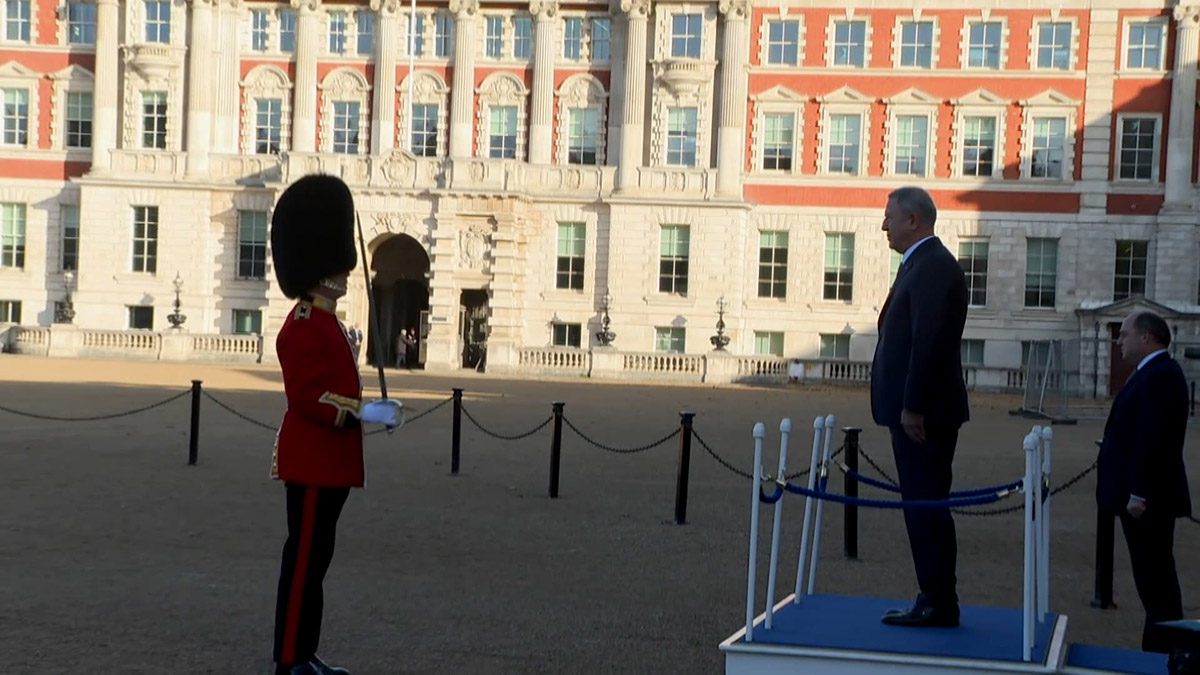 Hulusi Akar İngiltere'ye gitti