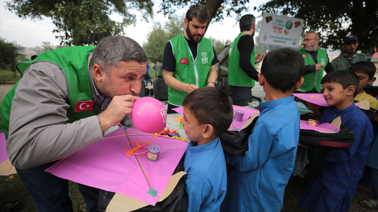 İHH'den 21 bin öğrenciye kırtasiye desteği