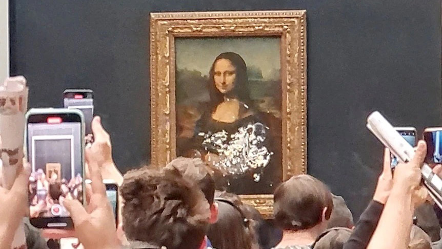 Fransa'nın başkenti Paris'te bir aktivist, Louvre Müzesi'nde sergilenen Leonardo da Vinci’ye ait “Mona Lisa” tablosuna pasta fırlattı.