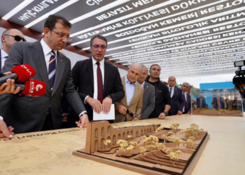 İmamoğlu '3 İstanbul 1 Tarihi Yarımada' sergisini açtı