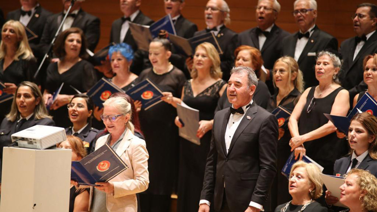 İtfaiye Haftası'nda İzmirli itfaiyeciler sahne aldı