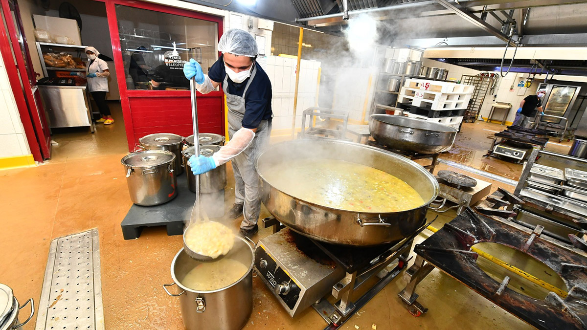 İzmir'de üniversite öğrencilerine yemek desteği 