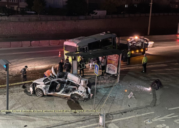 İzmit'te otomobil durağa daldı: 1 ölü, 2 yaralı