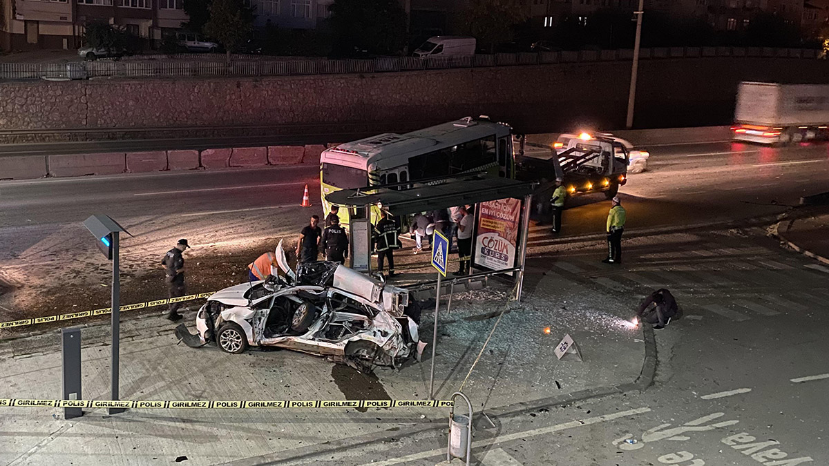 İzmit'te otomobil durağa daldı: 1 ölü, 2 yaralı