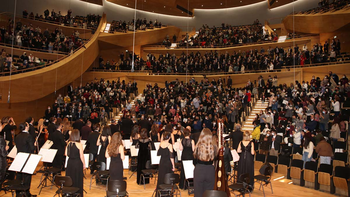 Yaşamın içinde sanat… İnsan yaşamı dediğimiz şey hızla akıp giden bir yol. Bu yolun hatta hengâmenin içerisinde sürekli bir yerlere, bir şeylere yetişmeye çalışıyoruz. Peki bu hengâmenin içerisinde kendimize ne kadar vakit ayırabiliyoruz?