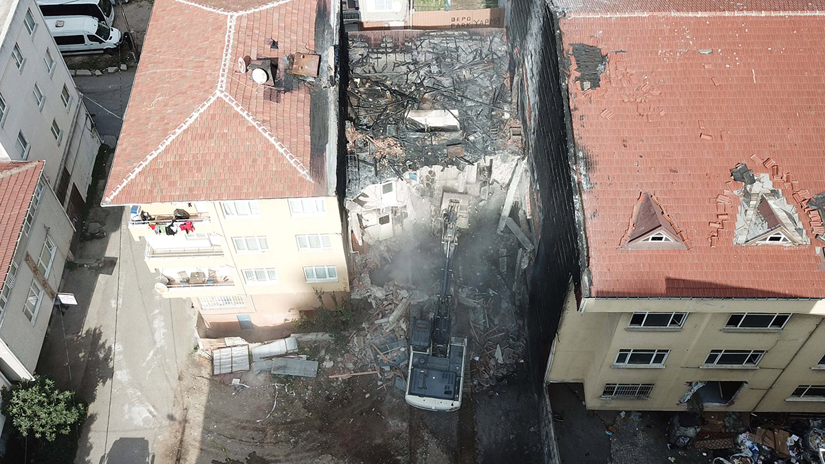 Kadıköy'de 3 kişinin hayatını kaybettiği bina yıkılıyor
