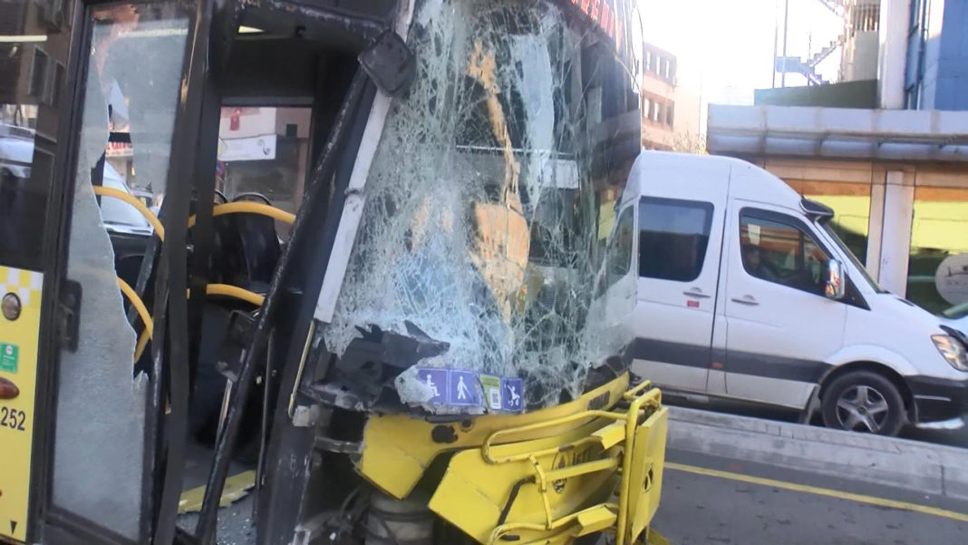 Kadıköy'de İETT otobüsü müzenin duvarına çarptı