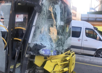 Kadıköy'de İETT otobüsü müzenin duvarına çarptı
