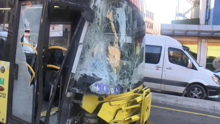 Kadıköy’de İETT otobüsü müzenin duvarına çarptı