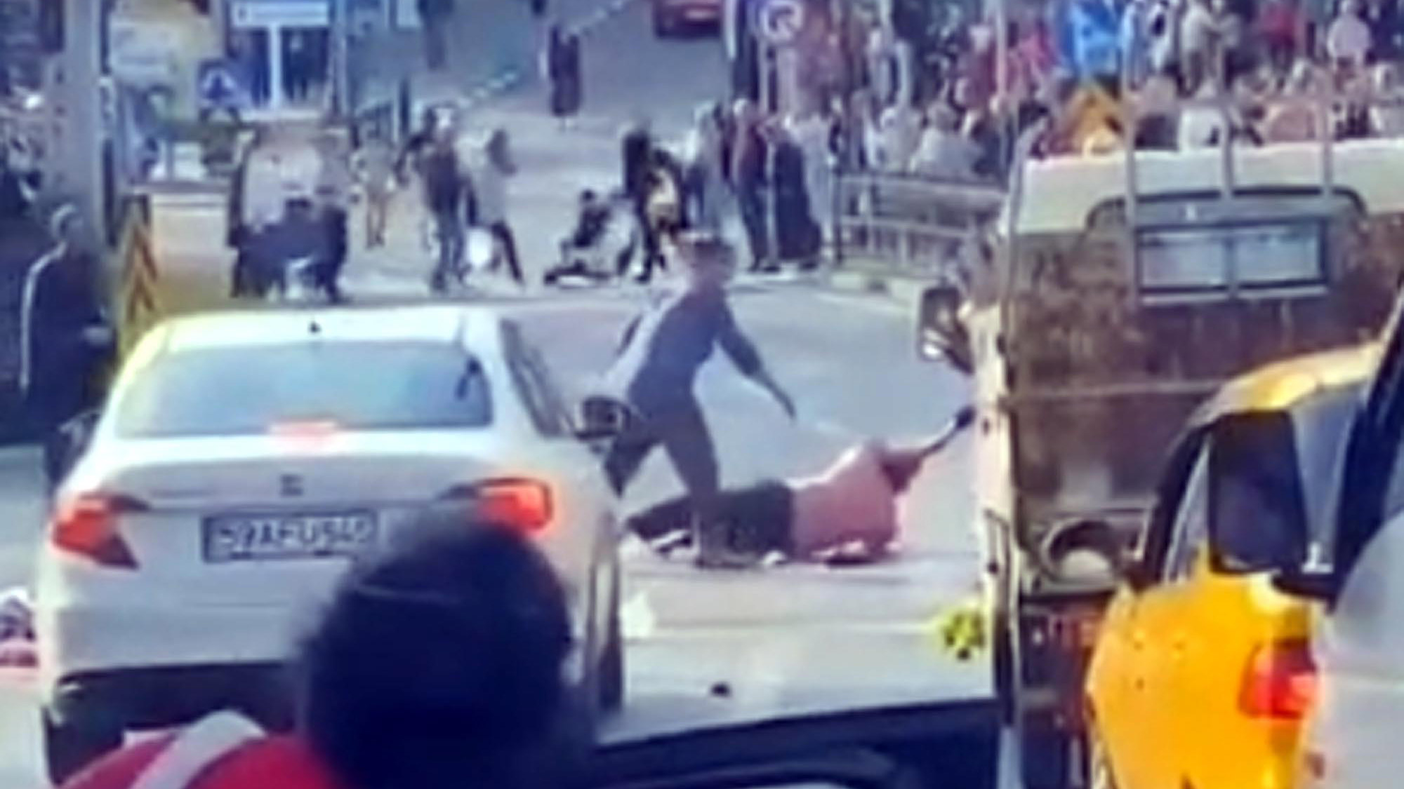 Kadınların sokak ortasındaki kavgası kamerada