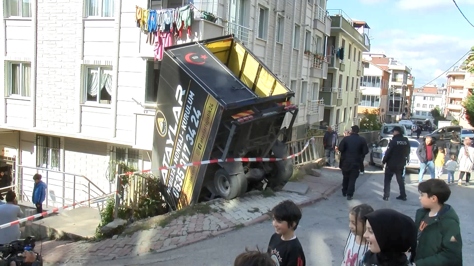 Kamyon apartmanın önündeki boşluğa düştü