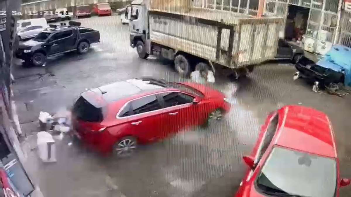 Kamyon lastiğinin patlamasıyla 3 iş yeri hasar gördü