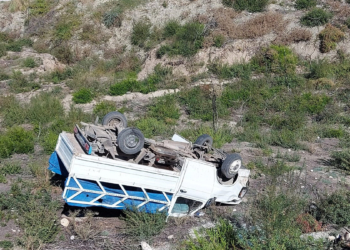 Kamyonet şarampole devrildi: 1 ölü, 2 yaralı