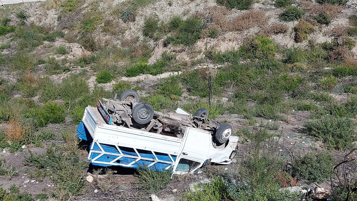 Kamyonet şarampole devrildi: 1 ölü, 2 yaralı