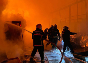 Kapı imalatı fabrikasında çıkan yangın söndürüldü