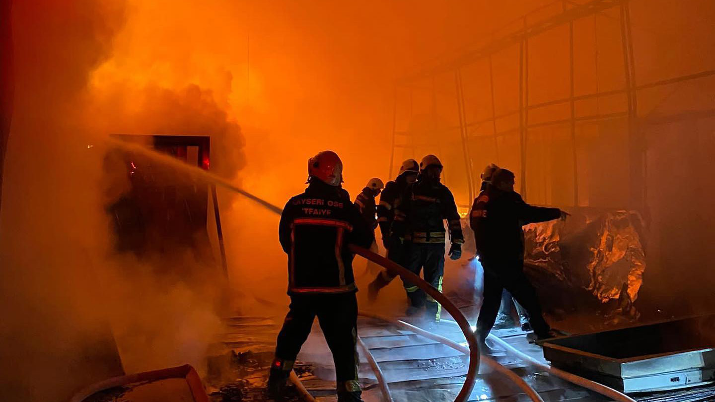 Kapı imalatı fabrikasında çıkan yangın söndürüldü