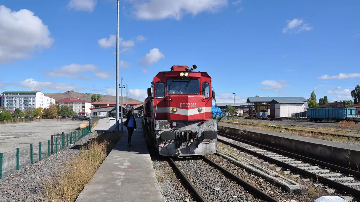 Karsta yuk treni kaya parcalarina carpti 1 - yaşam - haberton