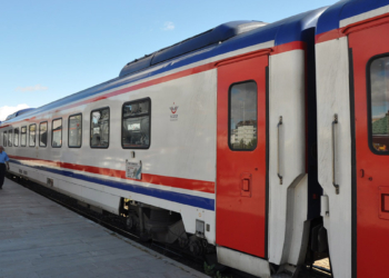 Kars'ta yük treni kaya parçalarına çarptı