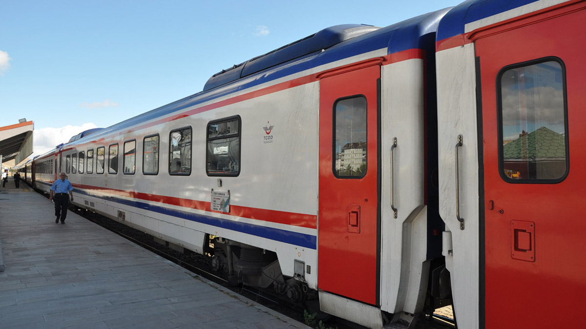 Kars'ta yük treni kaya parçalarına çarptı