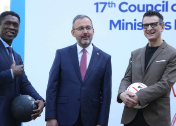 Kasapoğlu, eski futbolcu Clarence Seedorf ile görüştü