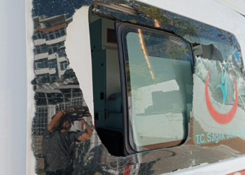 Kendisine gelen sağlık ekibine ve ambulansa saldırdı