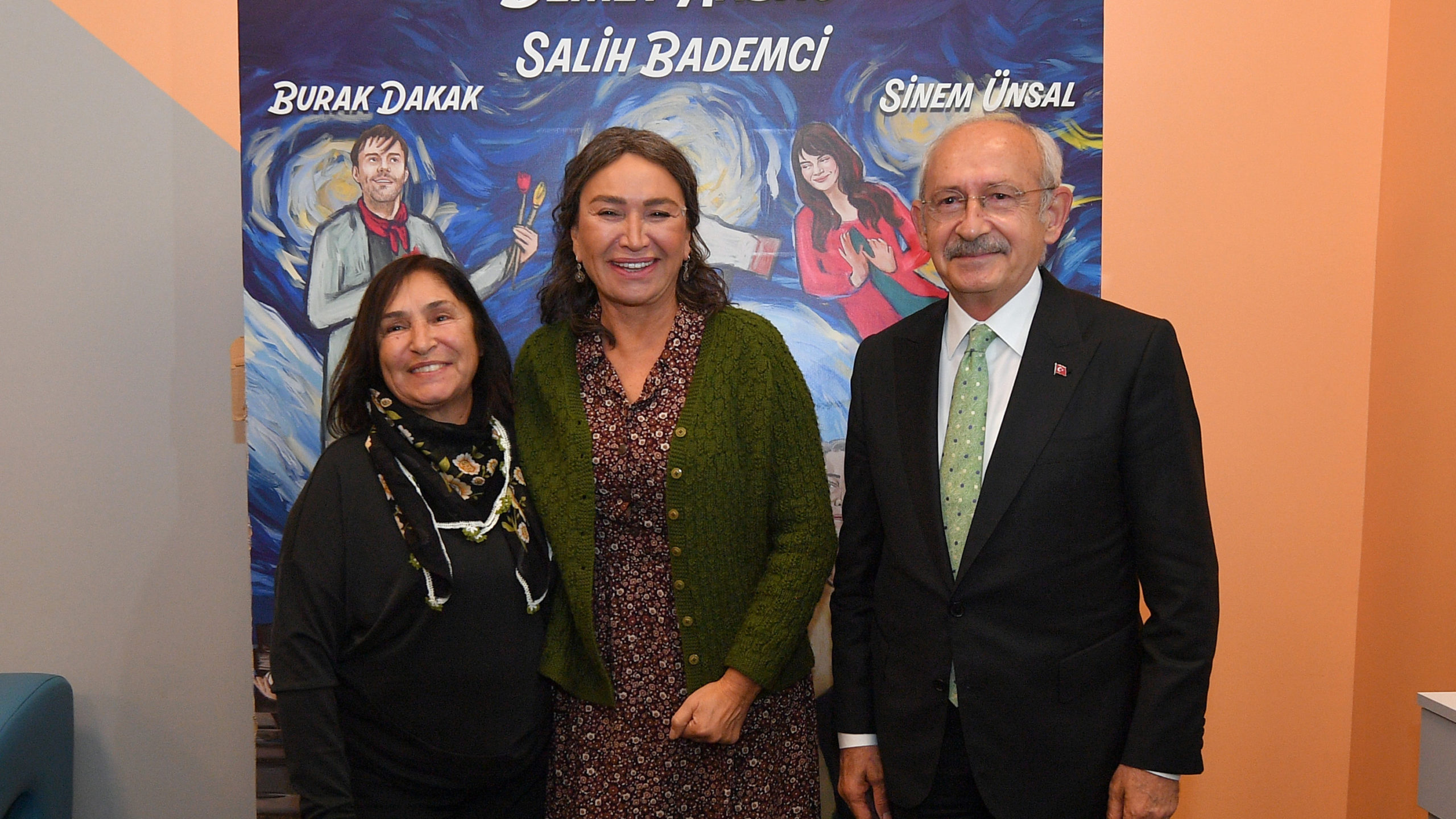 Kılıçdaroğlu 'Aydınlıkevler' isimli tiyatroyu izledi