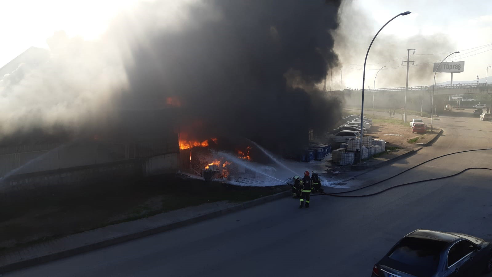 Kocaeli'de plastik imalathanesinde yangın