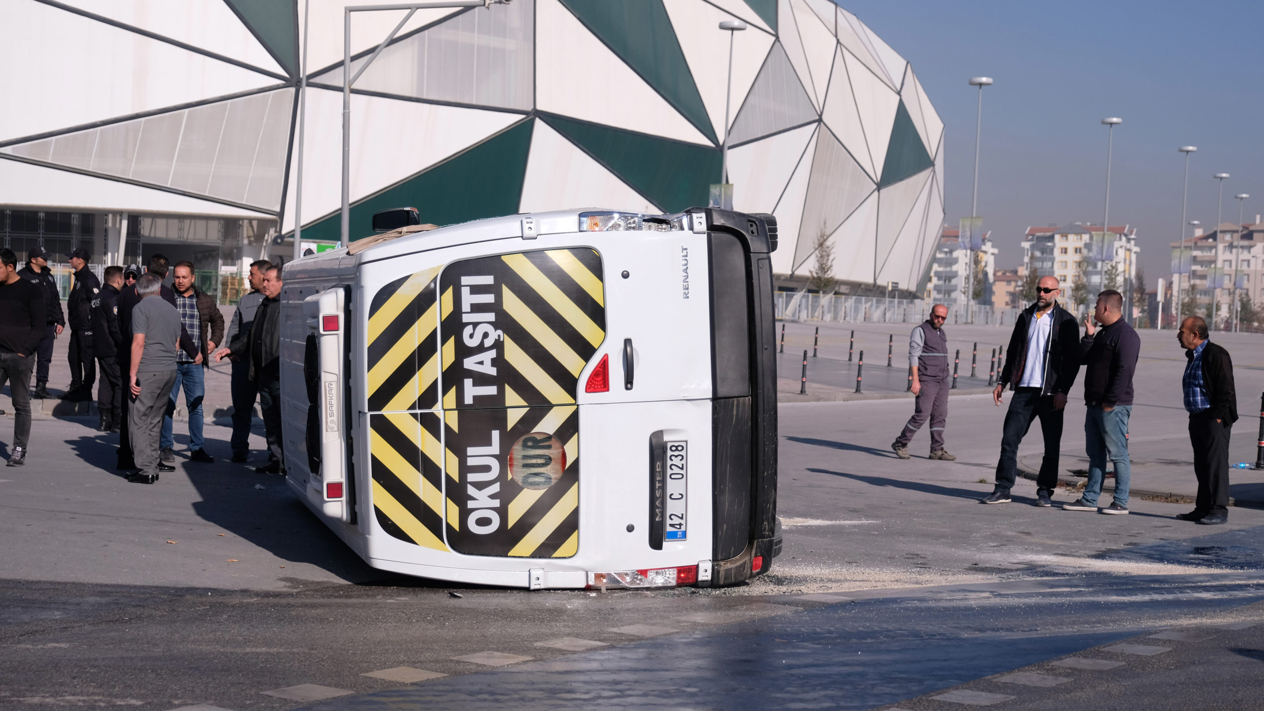 Konya'da okul servisi ile otomobil çarpıştı; 17 yaralı