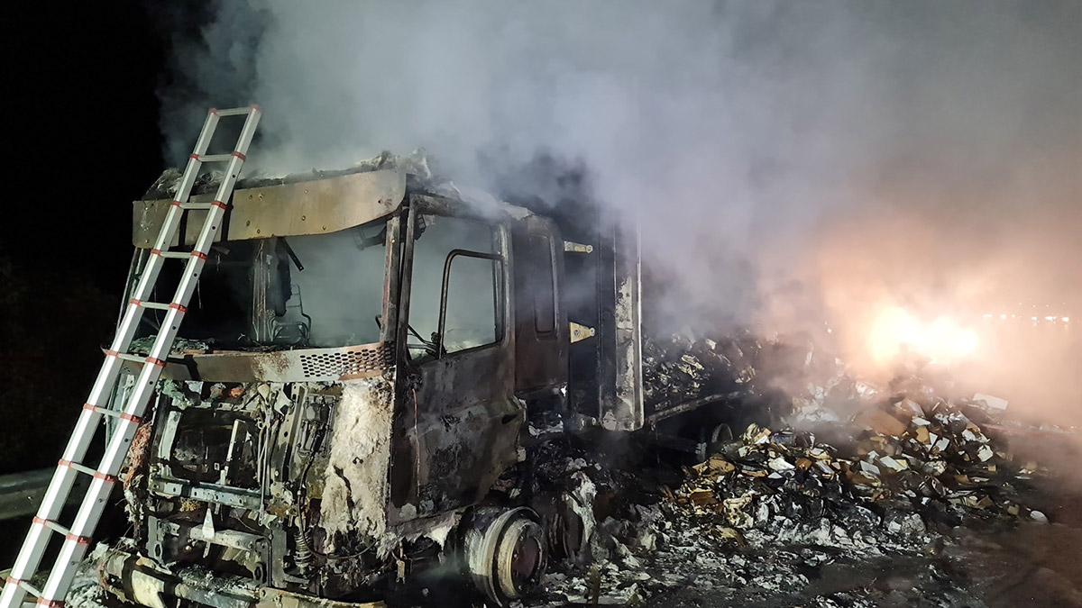 Küçük ev aletleri yüklü tır alev alev yandı