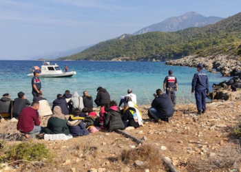 Kuşadası'nda 47 kaçak göçmen kurtarıldı