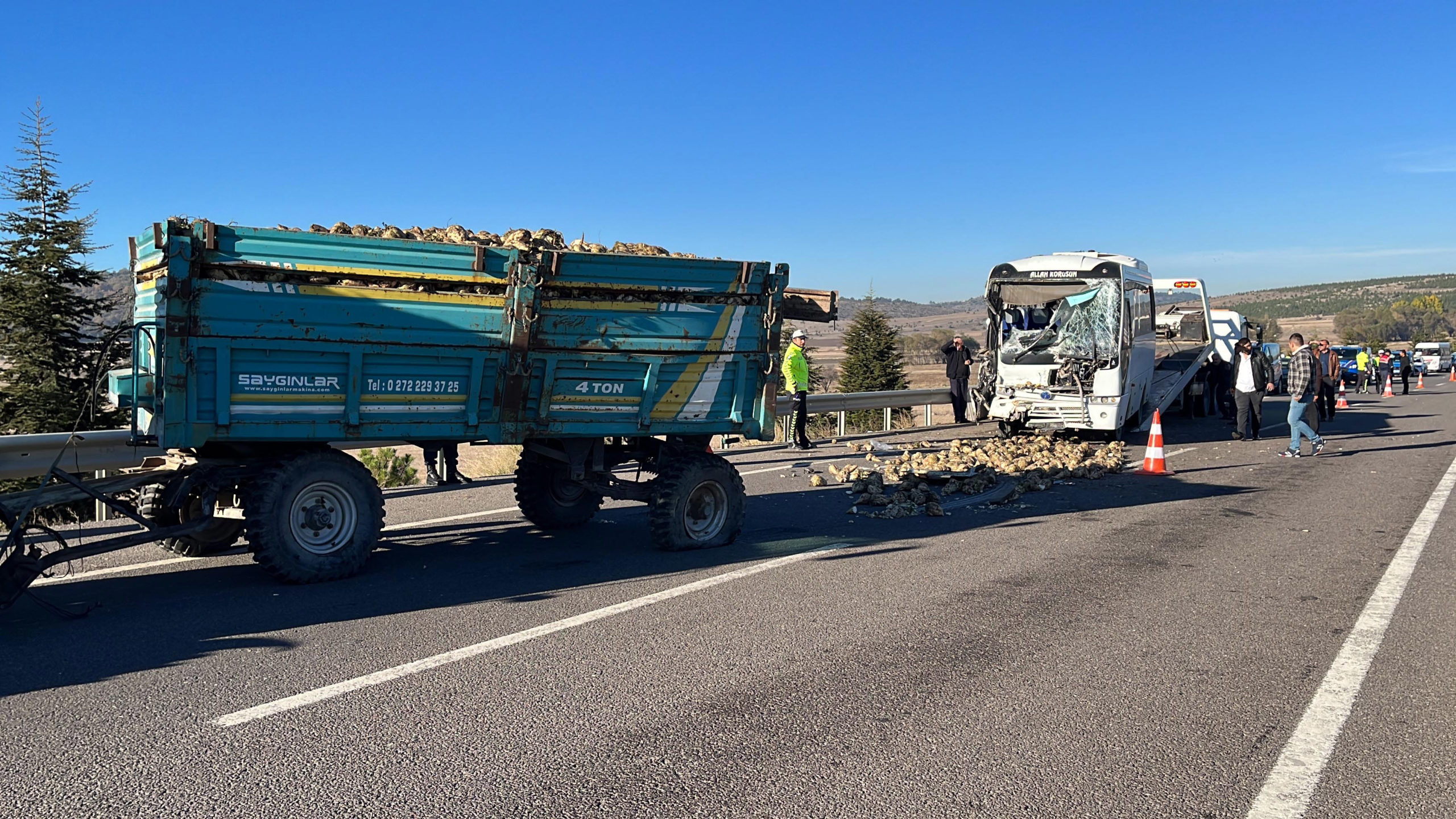 Kütahya'da işçi servisi traktöre çarptı: 20 yaralı