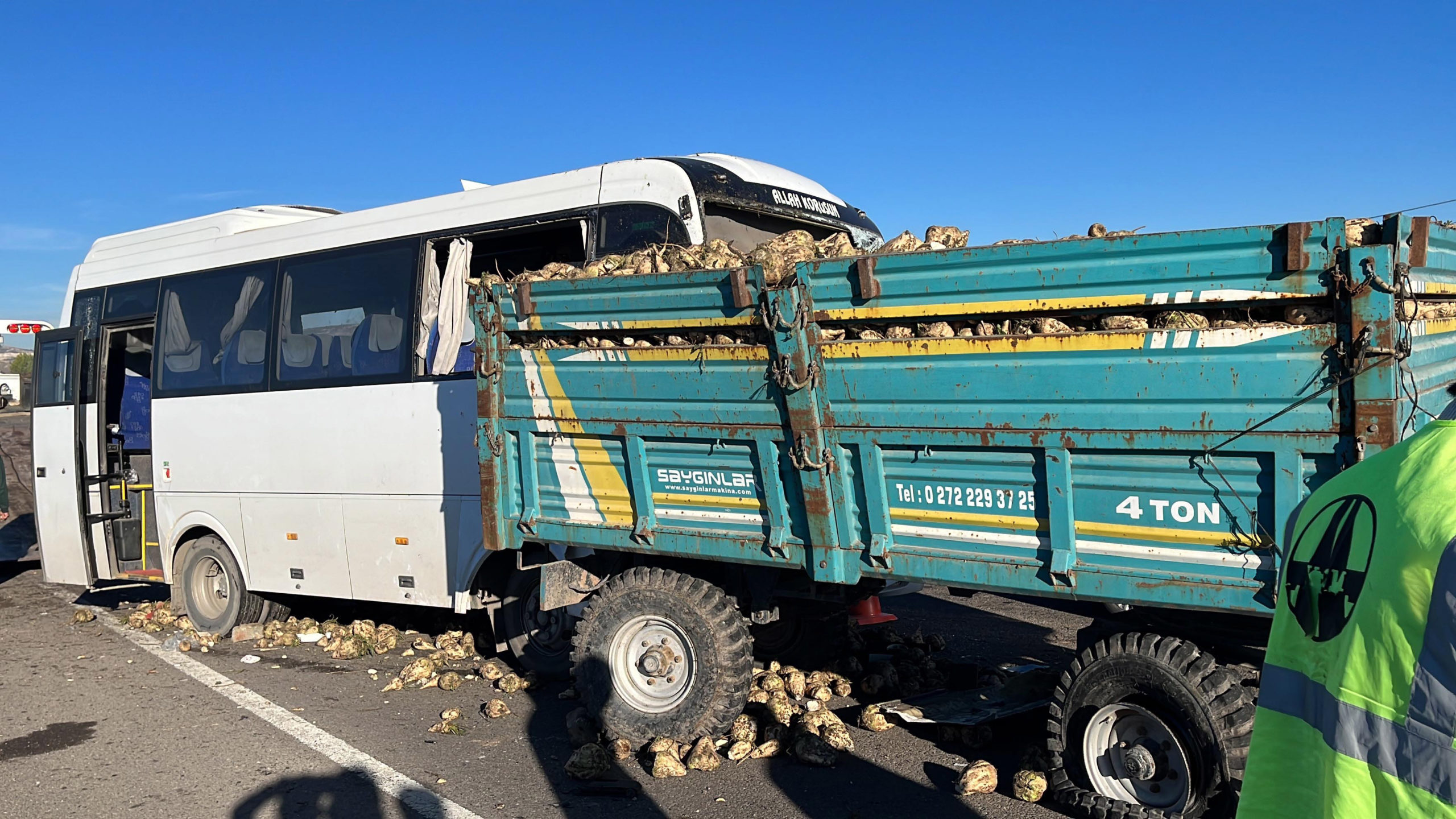 Kütahya'da işçi servisi traktöre çarptı: 13 yaralı