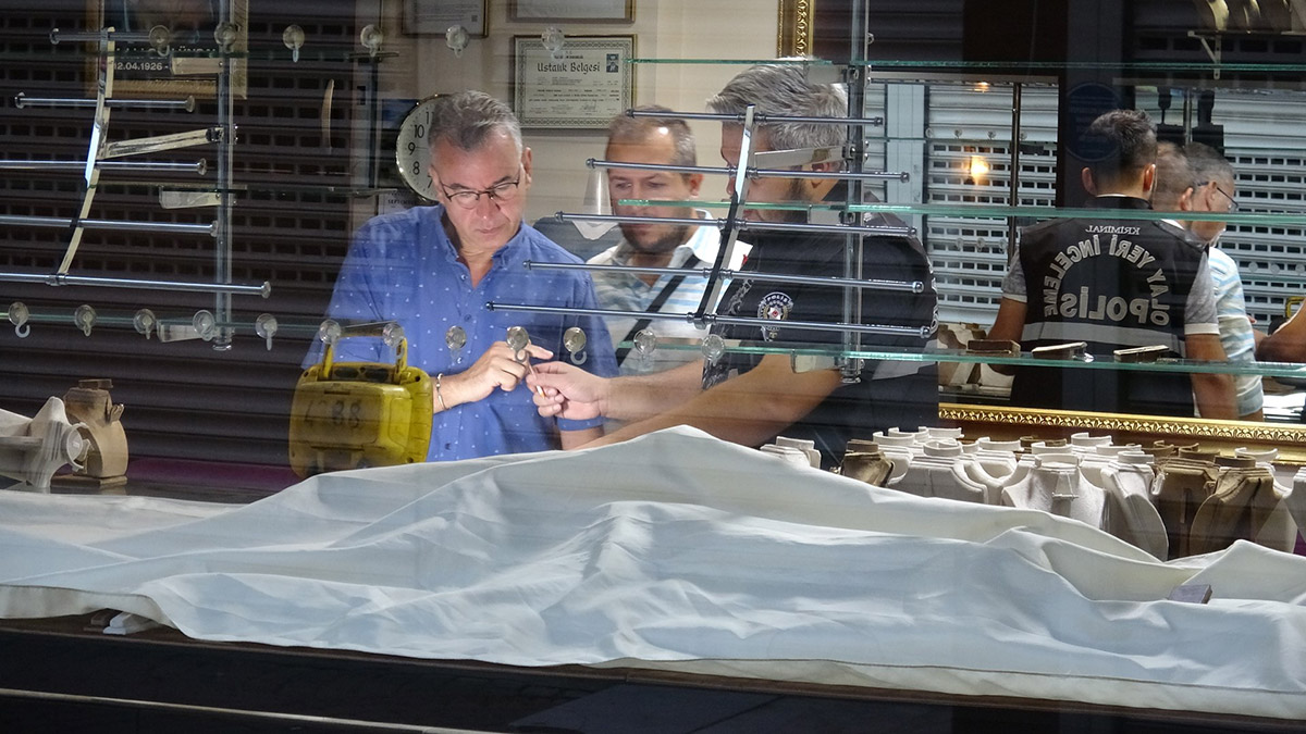 Kuyumcu dükkanının camını kırarak soydular