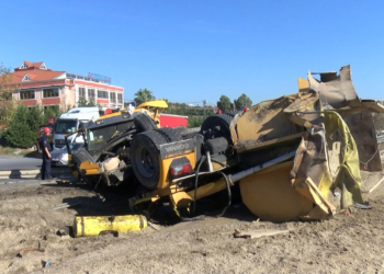 Lastiği patlayan hafriyat kamyonu devrildi