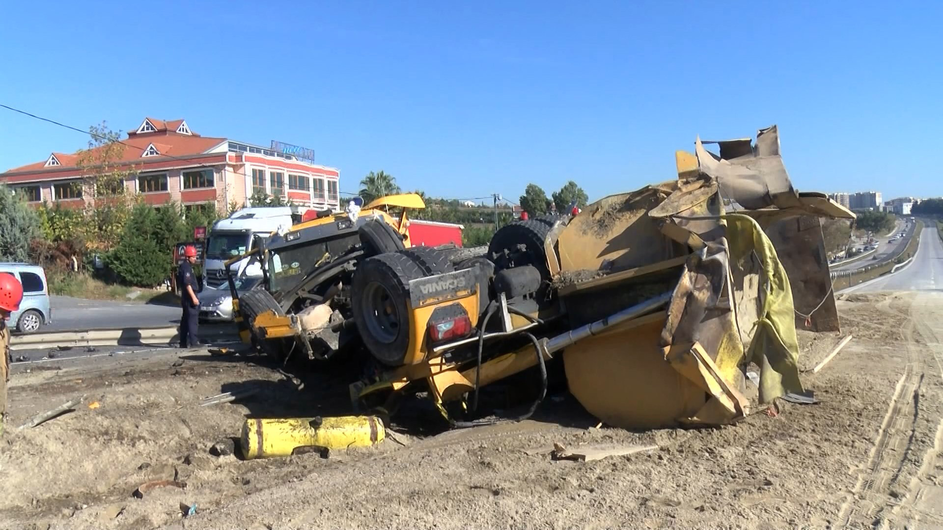 Lastiği patlayan hafriyat kamyonu devrildi