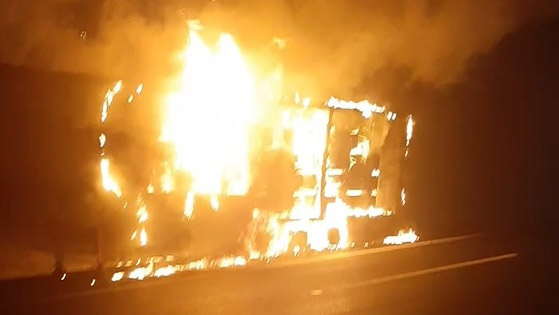 MDF yüklü TIR'ın dorsesinde yangın