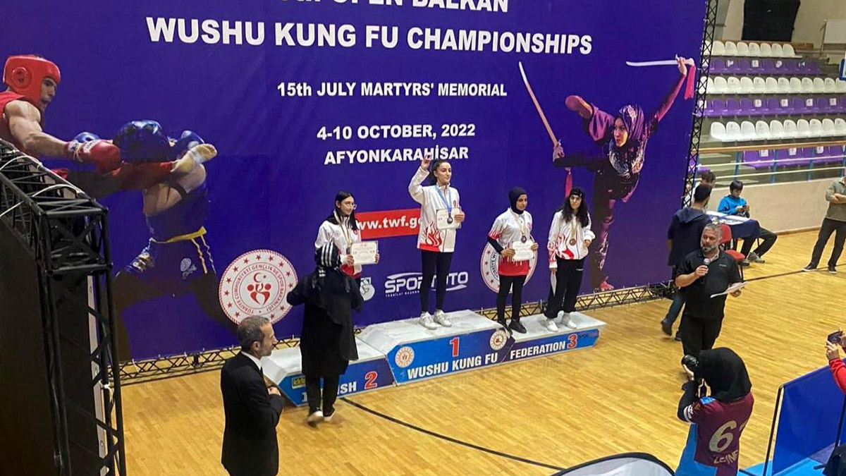 Madalya töreninde bozkurt işaretine tepki