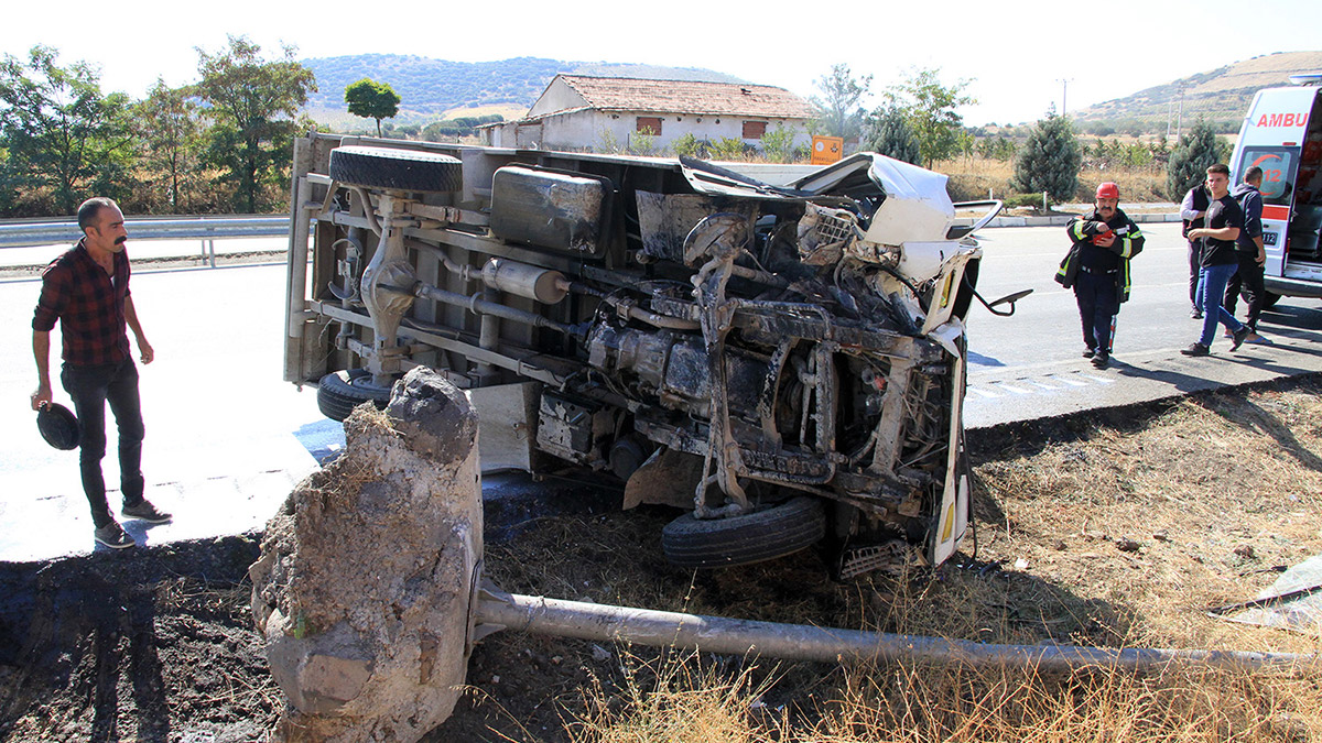 Manisa'da lastiği patlayan süt kamyoneti devrildi
