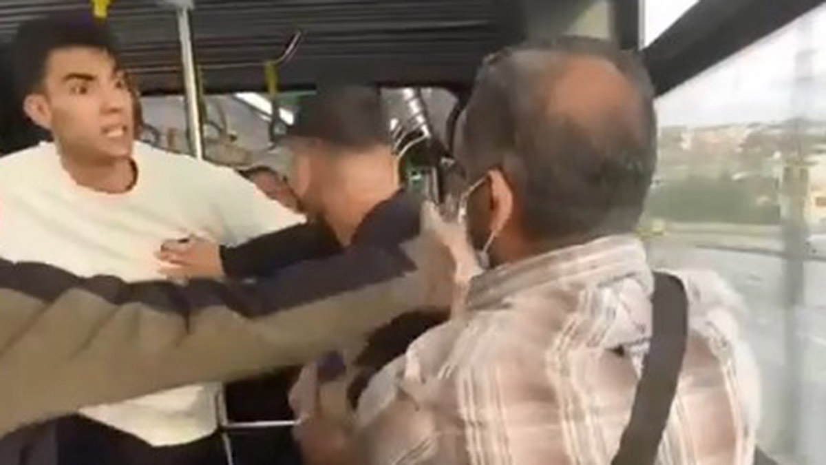 Metrobüste yüksek sesle konuşma kavgası 