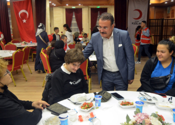 Mevlit Kandili'nde öksüz çocuklar bir araya geldi