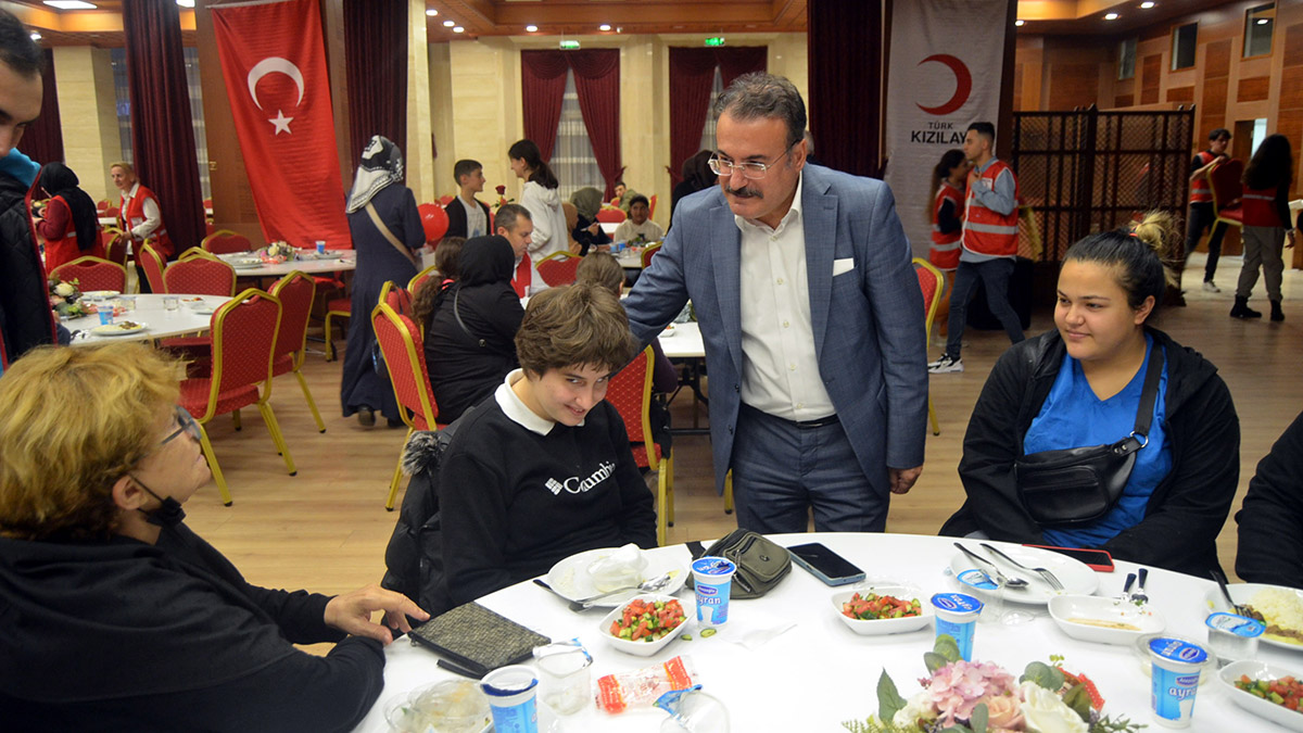 Mevlit Kandili'nde öksüz çocuklar bir araya geldi